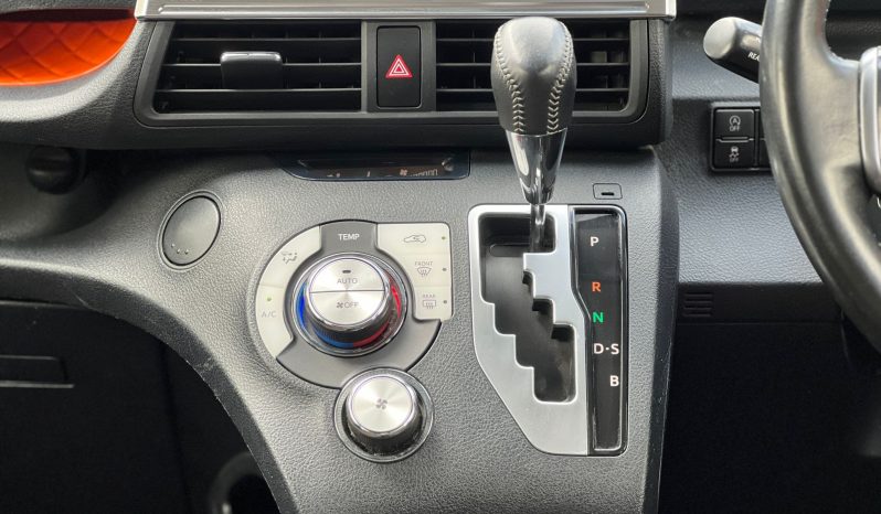 
								Toyota Sienta full									