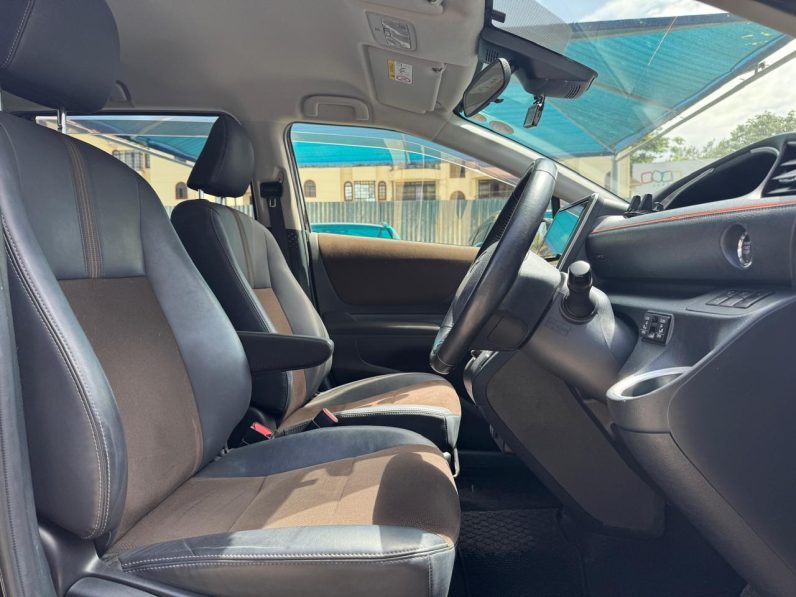 
								Toyota Sienta full									