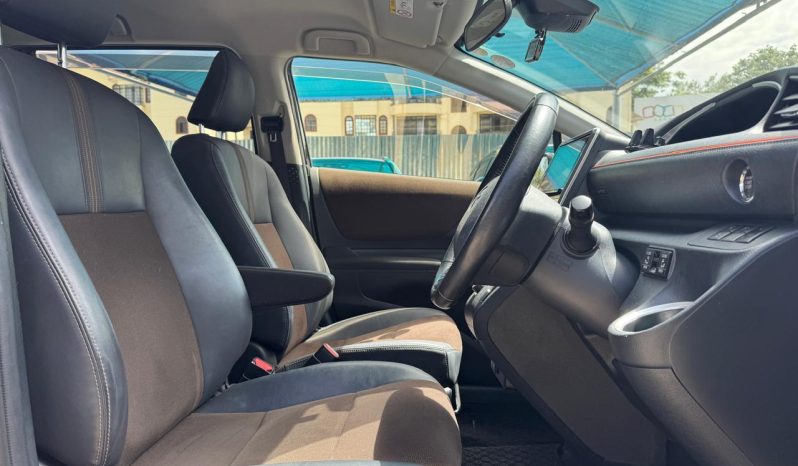 
								Toyota Sienta full									
