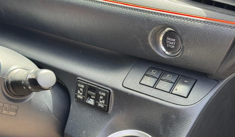 
								Toyota Sienta full									