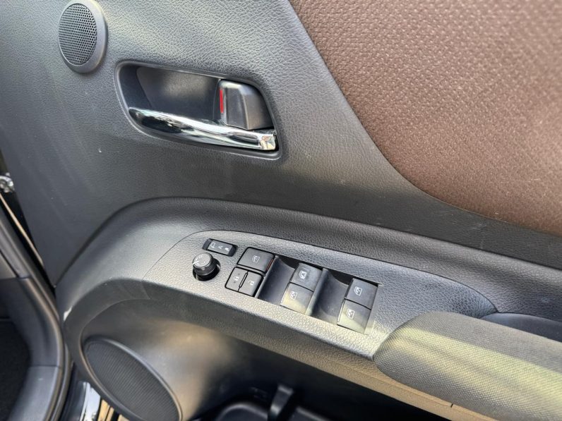 
								Toyota Sienta full									