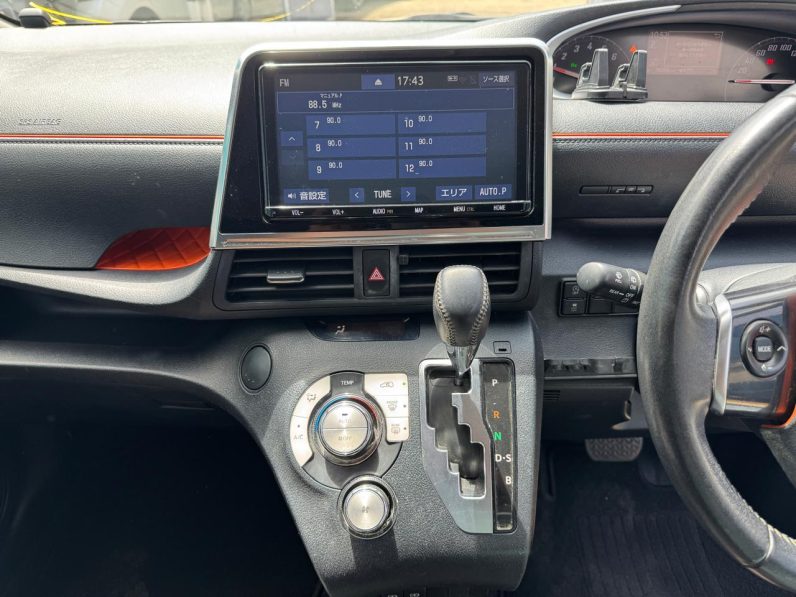 
								Toyota Sienta full									