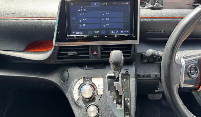 
								Toyota Sienta full									