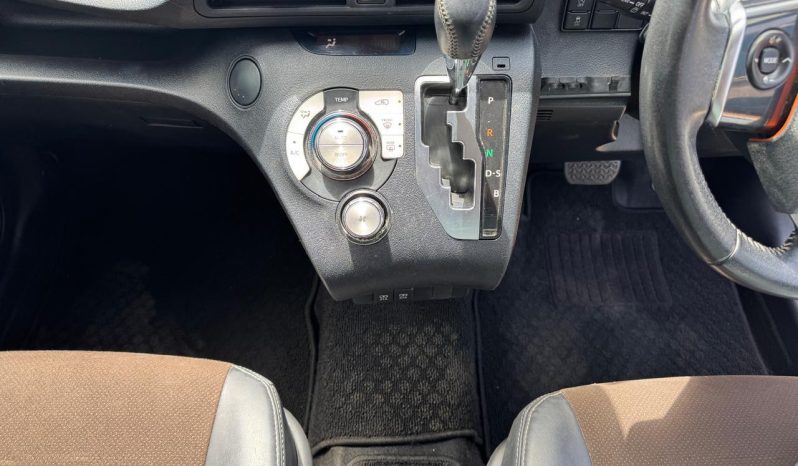 
								Toyota Sienta full									