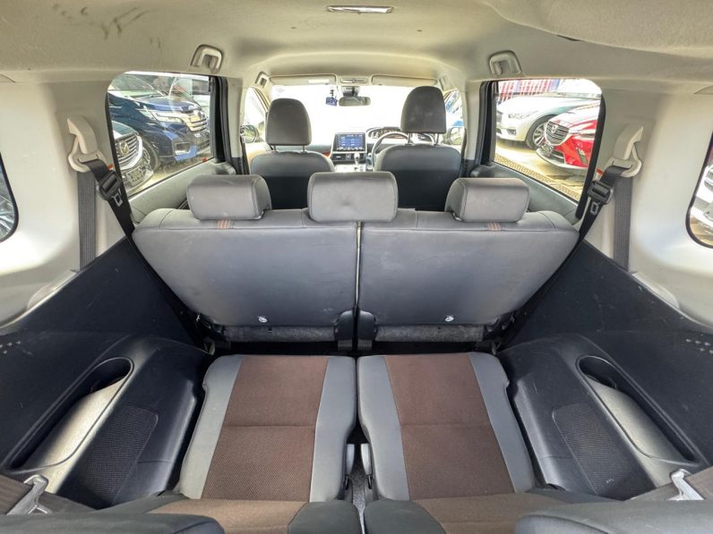 
								Toyota Sienta full									
