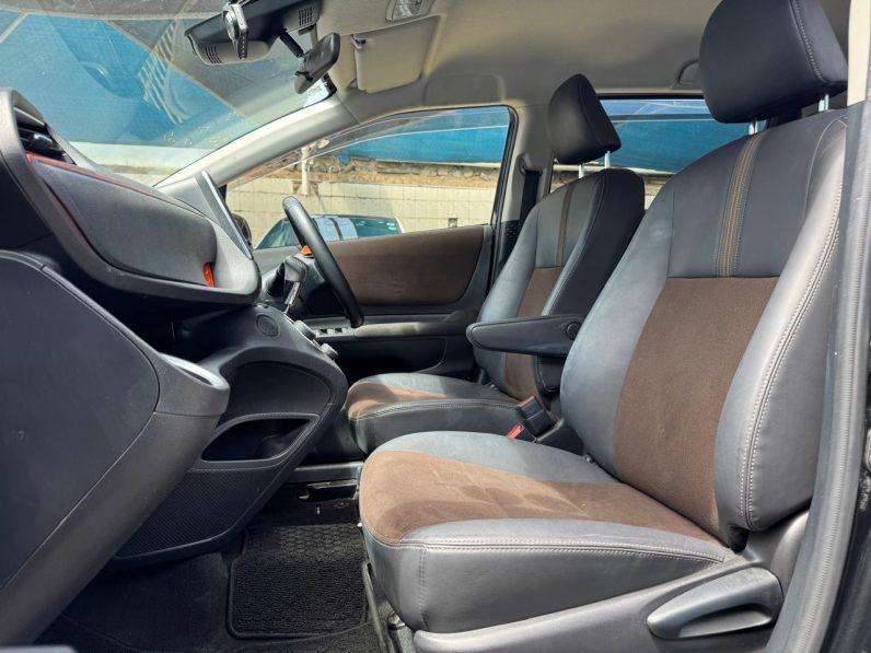
								Toyota Sienta full									