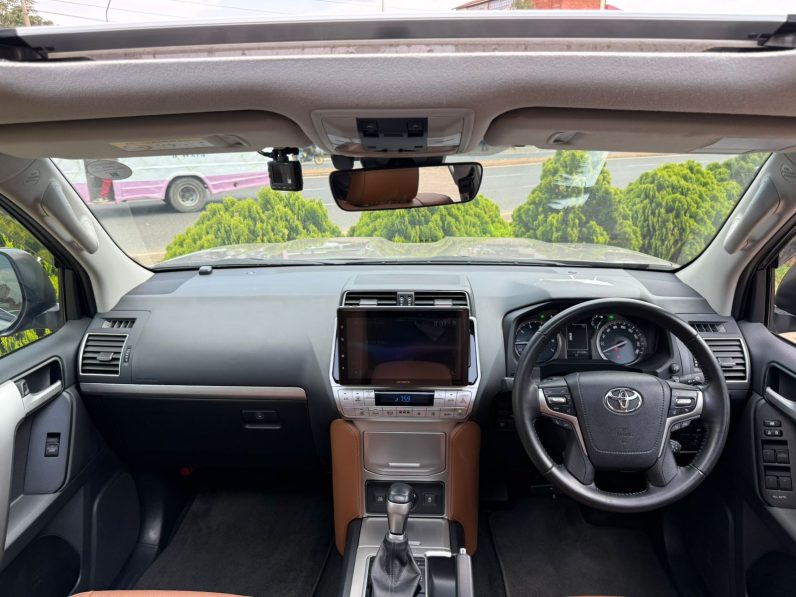 
								Toyota Land Cruiser Prado TXL full									