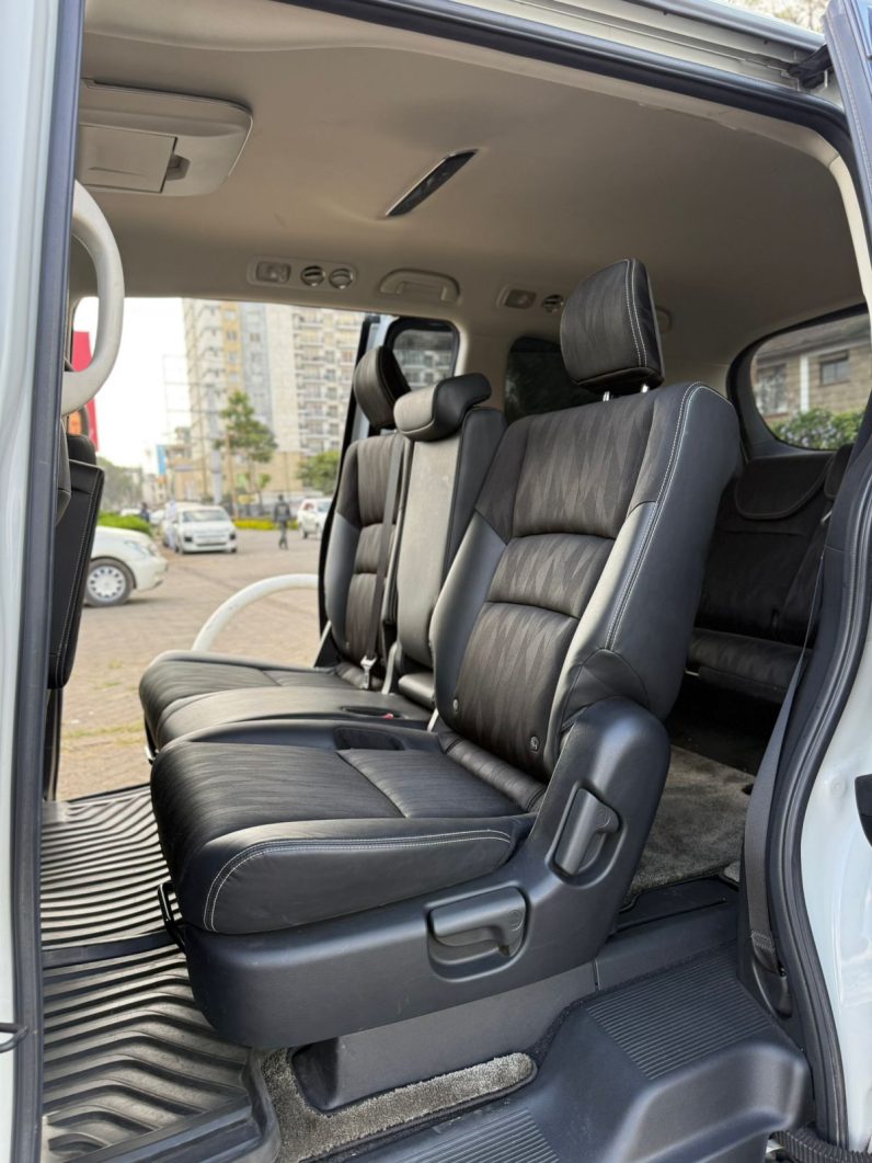 
								Honda Odyssey Absolute full									