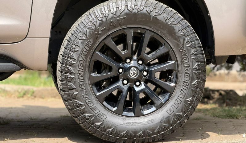 
								Toyota Land Cruiser Prado TXL full									