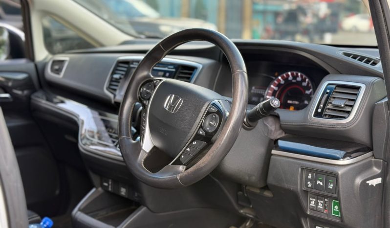 
								Honda Odyssey Absolute full									
