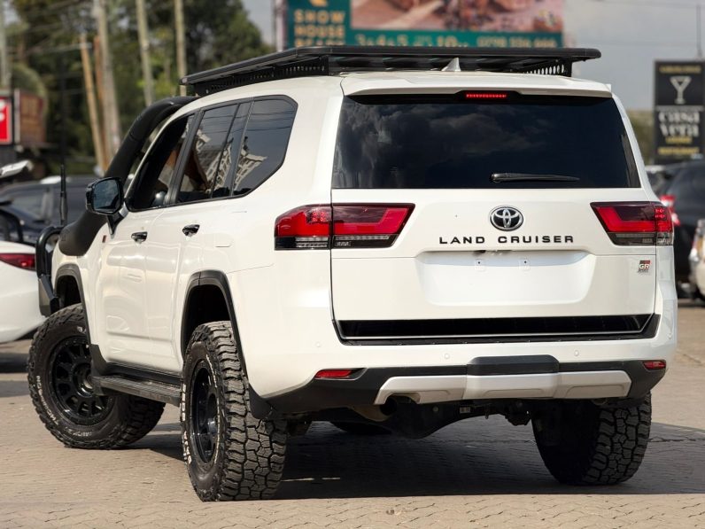 
								Toyota Land Cruiser300 Gr Sport full									