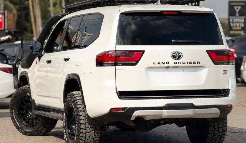 
								Toyota Land Cruiser300 Gr Sport full									