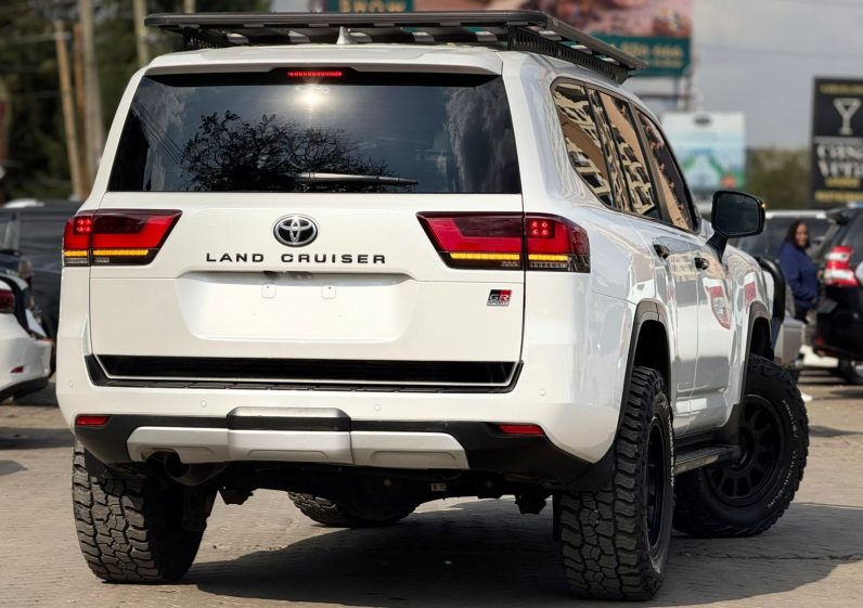 
								Toyota Land Cruiser300 Gr Sport full									