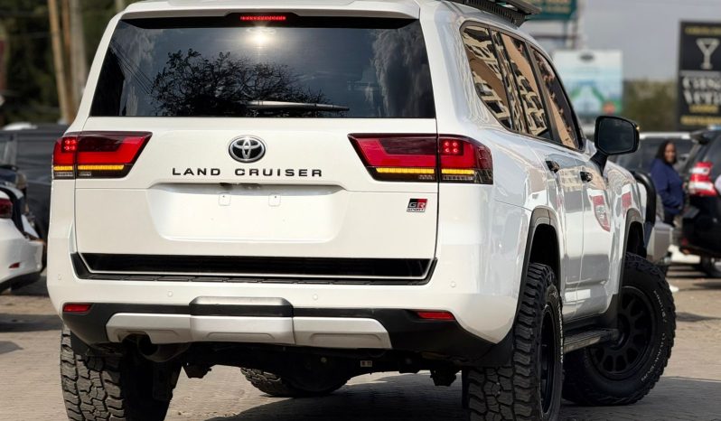
								Toyota Land Cruiser300 Gr Sport full									