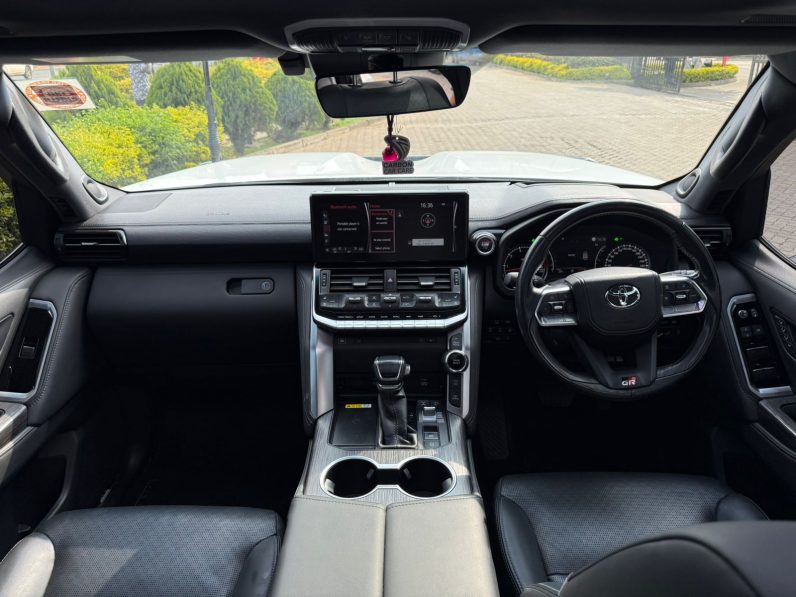 
								Toyota Land Cruiser300 Gr Sport full									