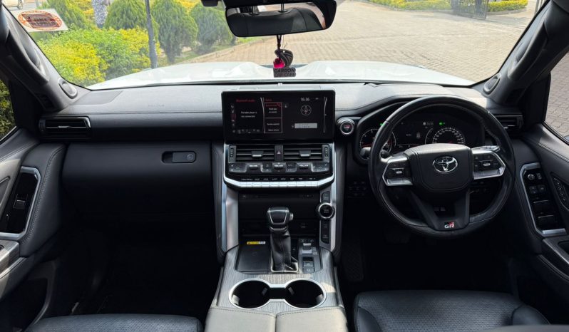 
								Toyota Land Cruiser300 Gr Sport full									