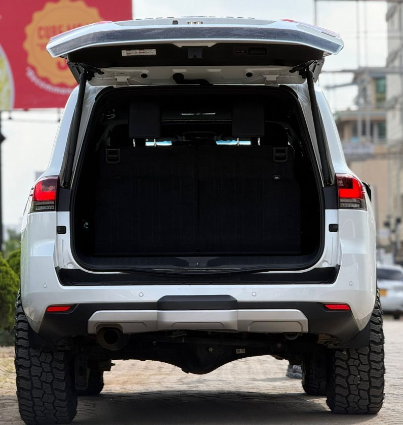 
								Toyota Land Cruiser300 Gr Sport full									