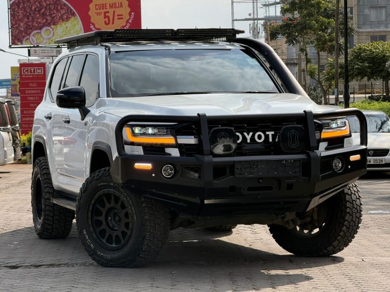 
								Toyota Land Cruiser300 Gr Sport full									