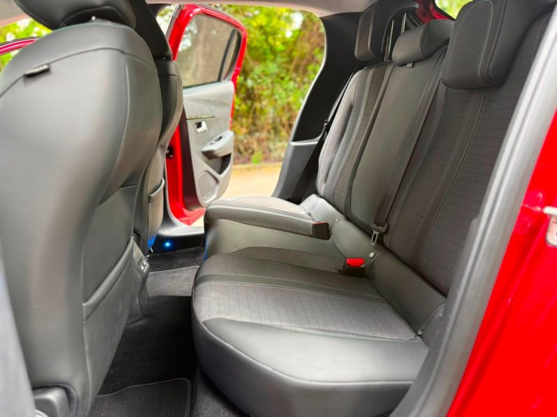 
								Peugeot 208 full									