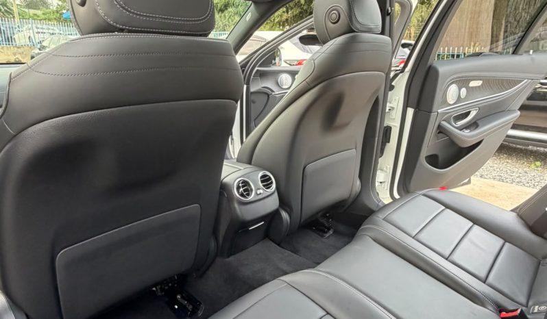 
								Mercedes Benz E200 full									