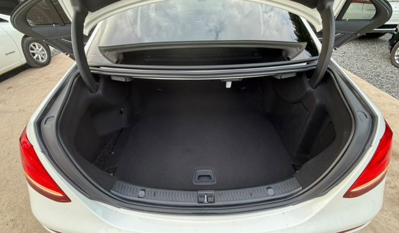 
								Mercedes Benz E200 full									