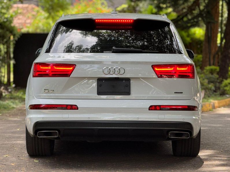 
								Audi Q7 full									