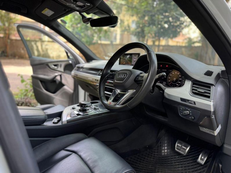 
								Audi Q7 full									