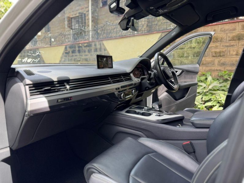
								Audi Q7 full									