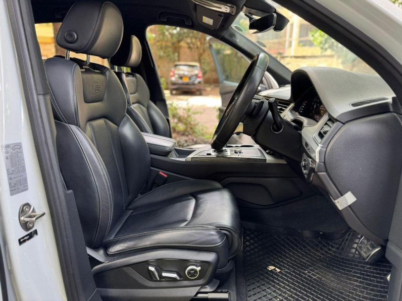 
								Audi Q7 full									