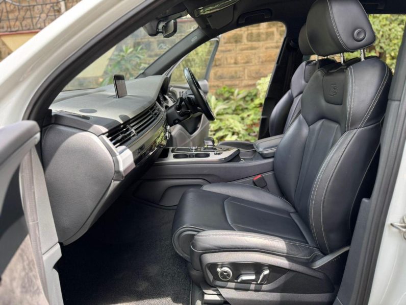 
								Audi Q7 full									