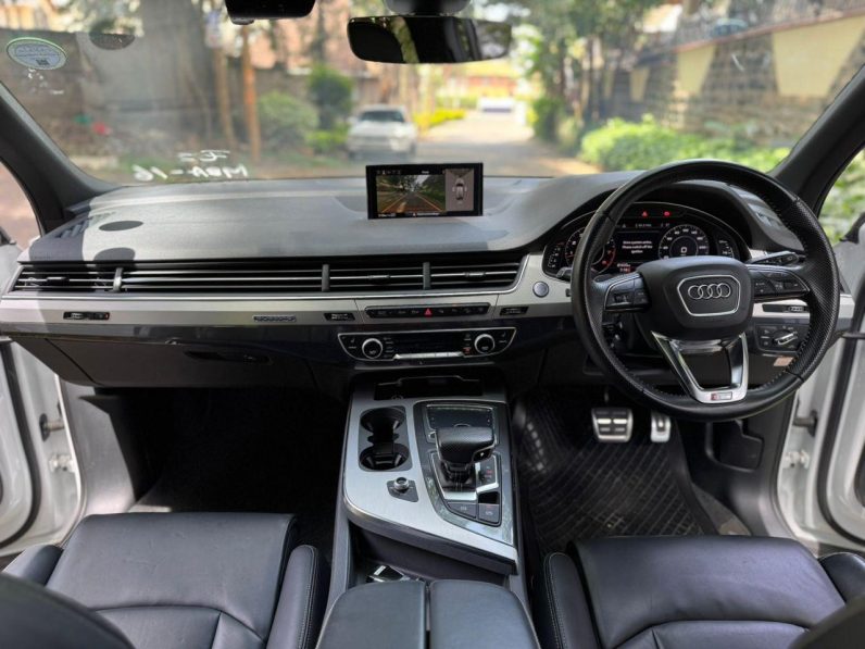 
								Audi Q7 full									