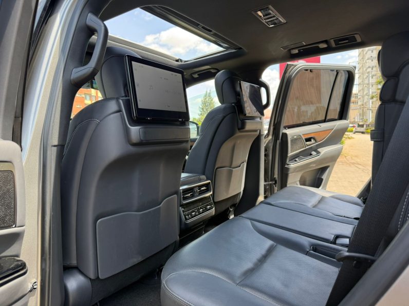 
								Lexus LX600 full									