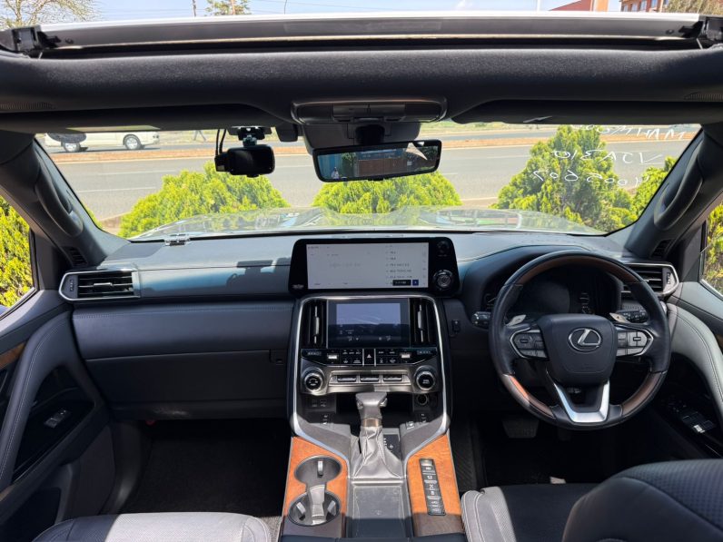 
								Lexus LX600 full									