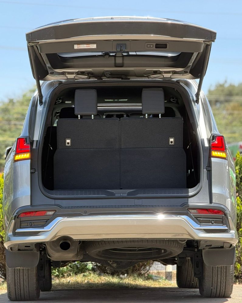 
								Lexus LX600 full									