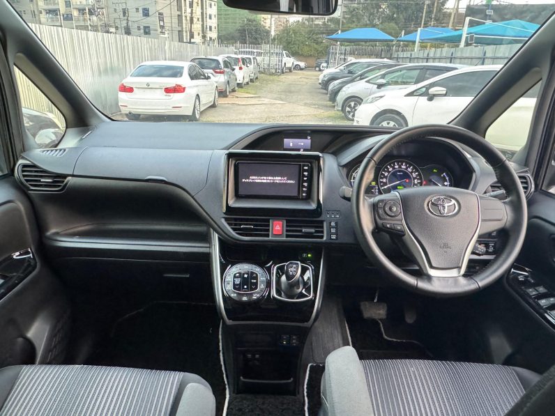 
								Toyota Voxy full									