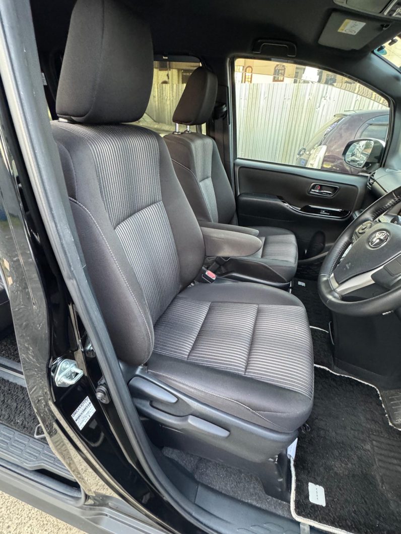 
								Toyota Voxy full									