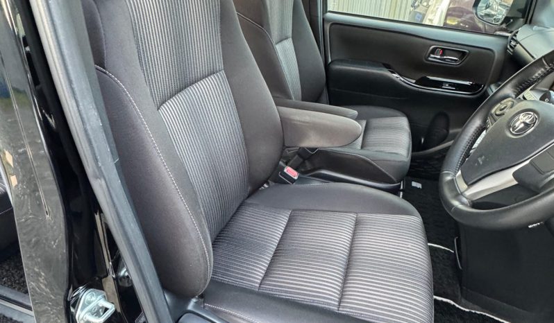 
								Toyota Voxy full									