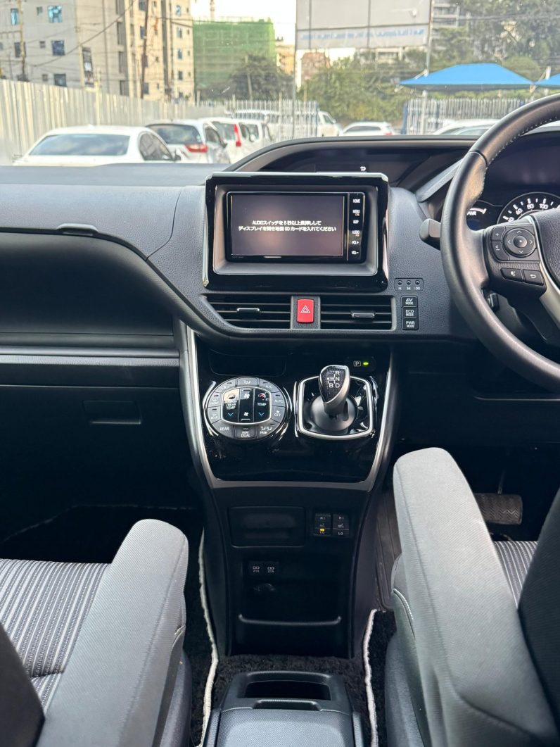 
								Toyota Voxy full									