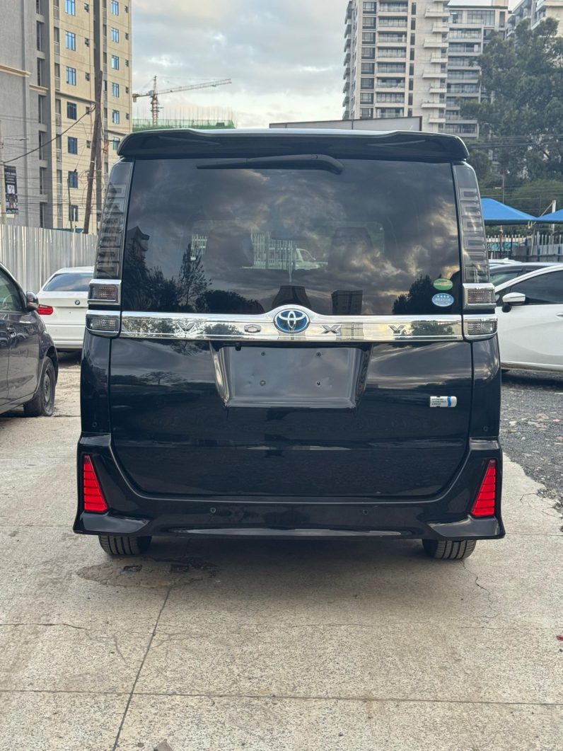 
								Toyota Voxy full									
