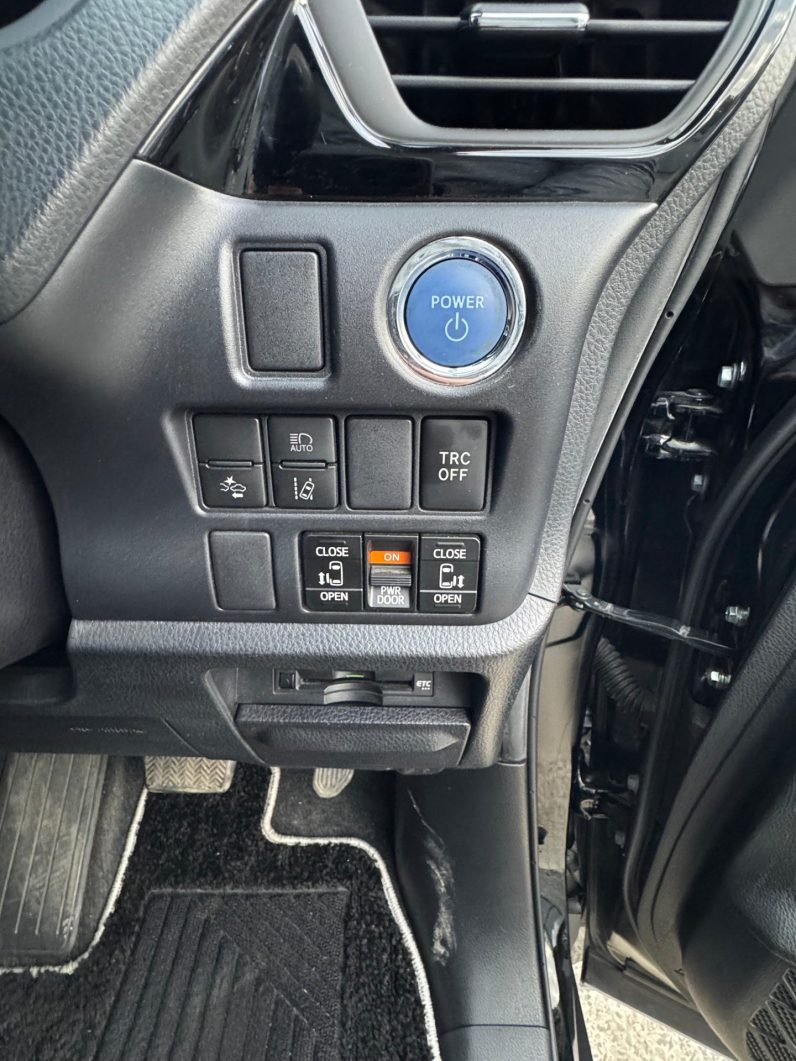
								Toyota Voxy full									