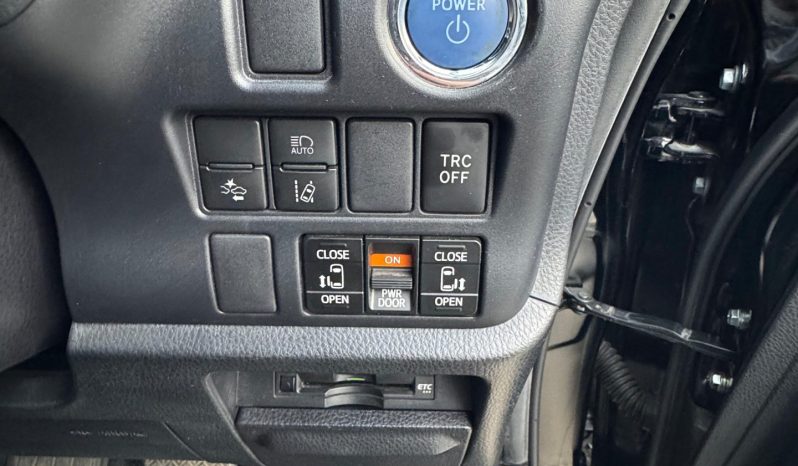 
								Toyota Voxy full									
