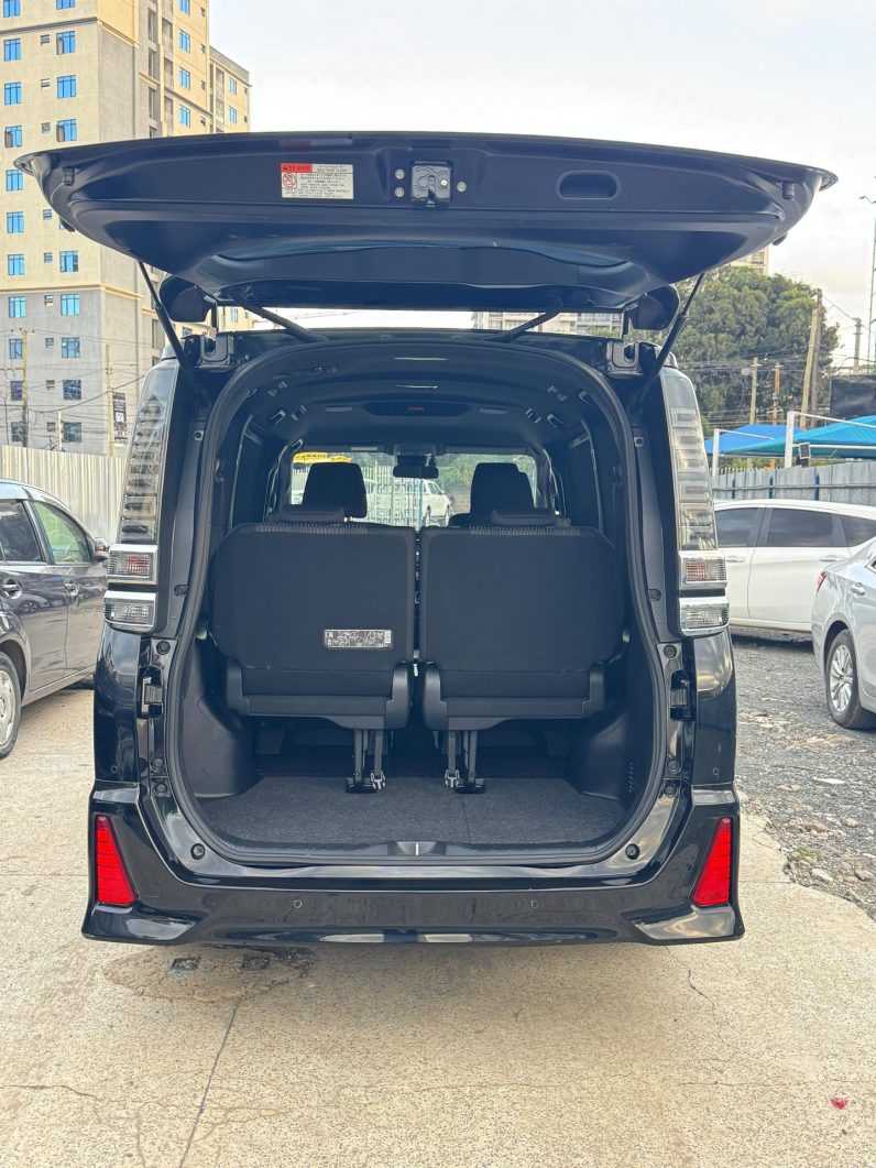 
								Toyota Voxy full									