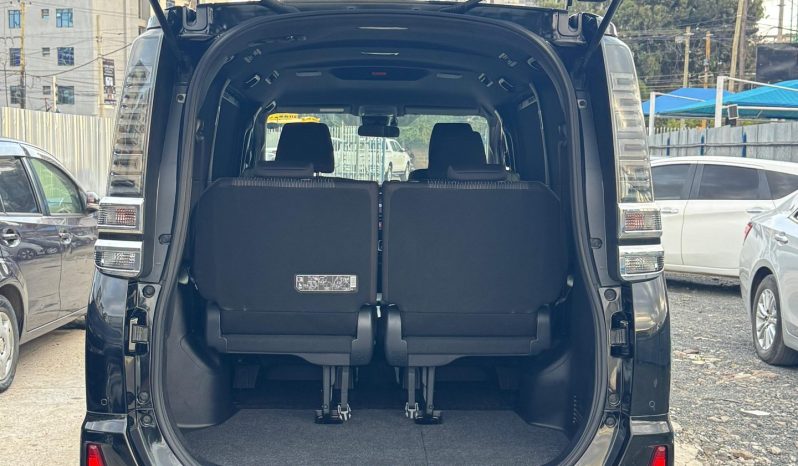 
								Toyota Voxy full									