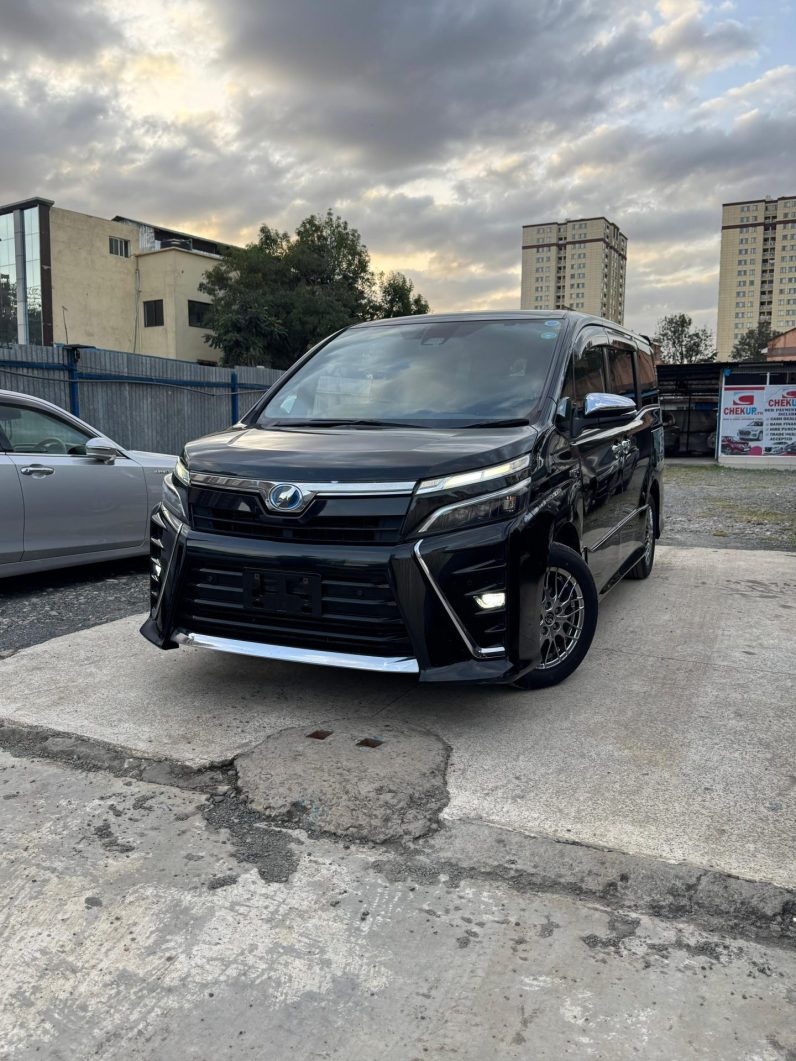 
								Toyota Voxy full									