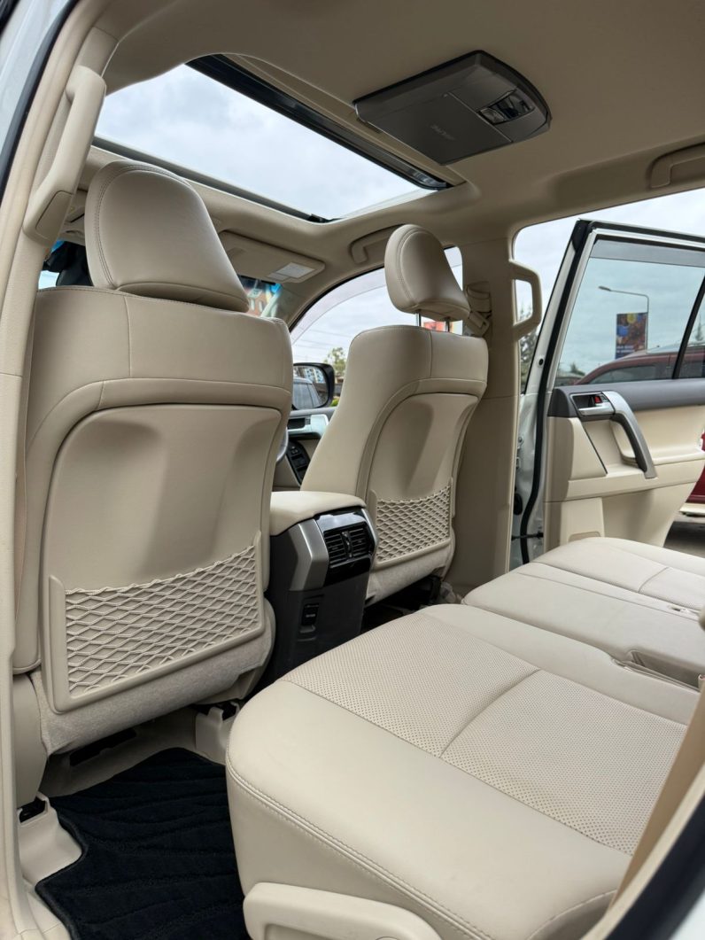 
								Toyota Land Cruiser Prado TXL full									