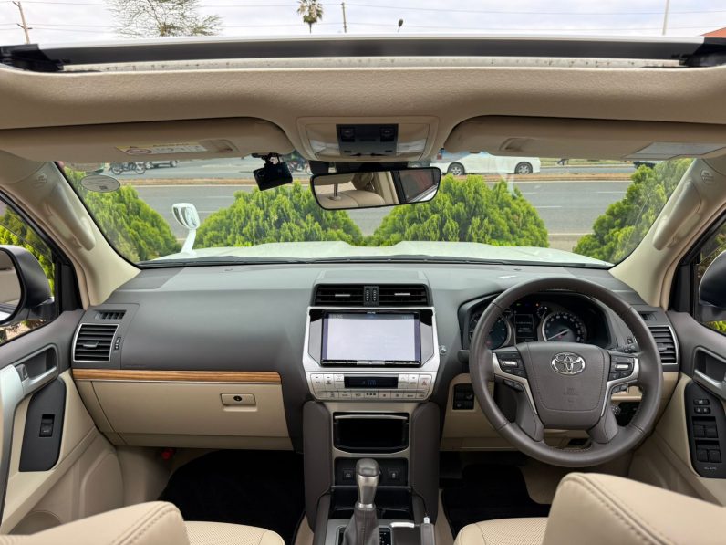 
								Toyota Land Cruiser Prado TXL full									
