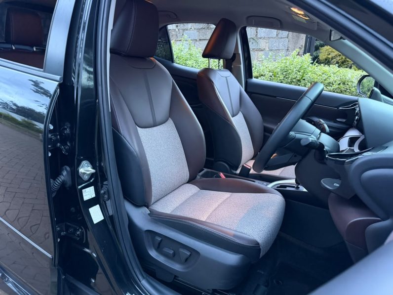 
								Toyota Yaris Cross full									