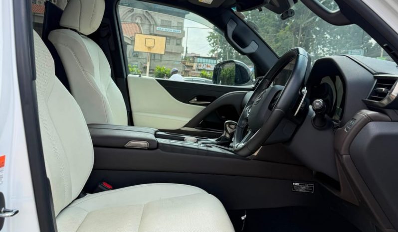 
								Lexus LX600 full									
