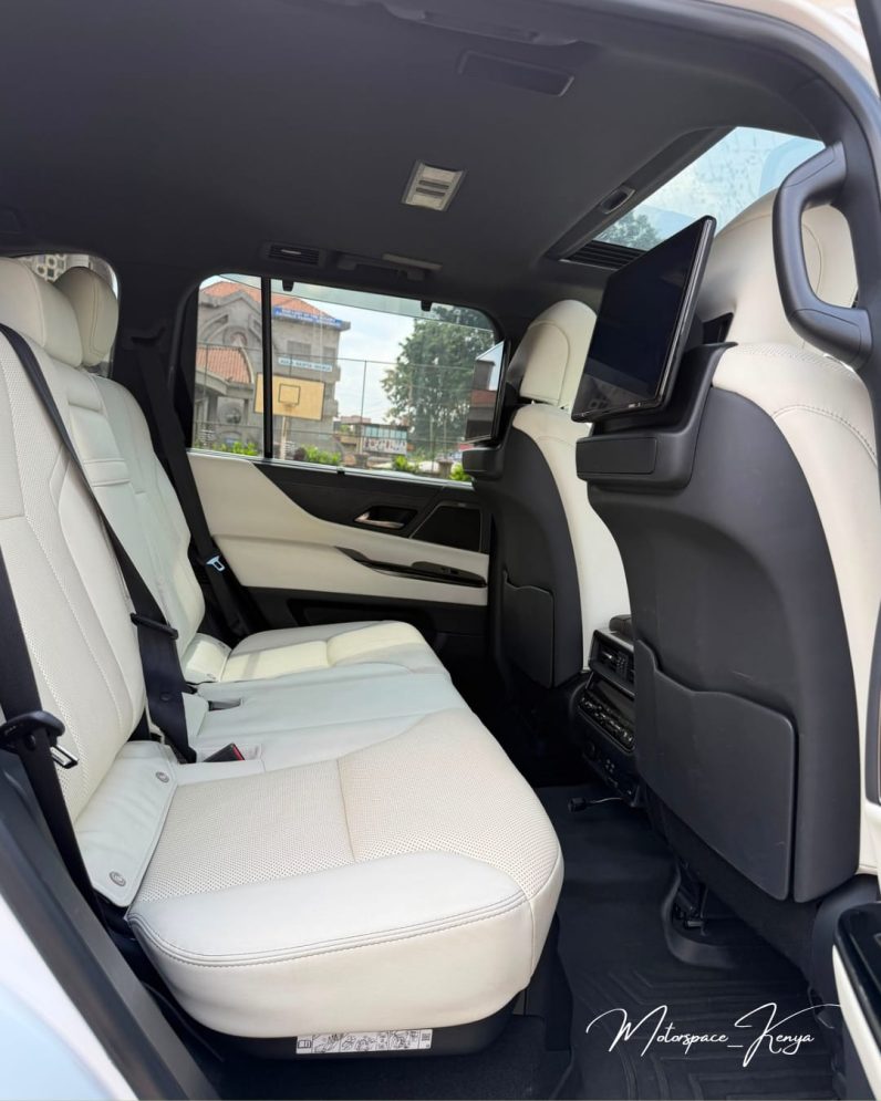 
								Lexus LX600 full									