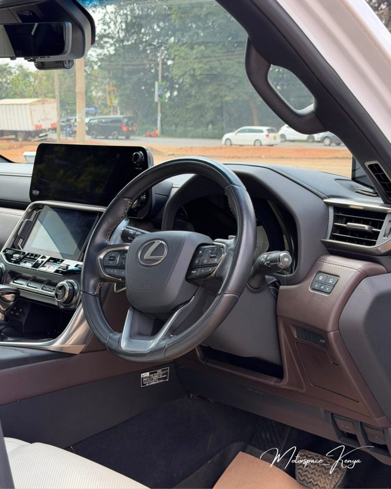 
								Lexus LX600 full									